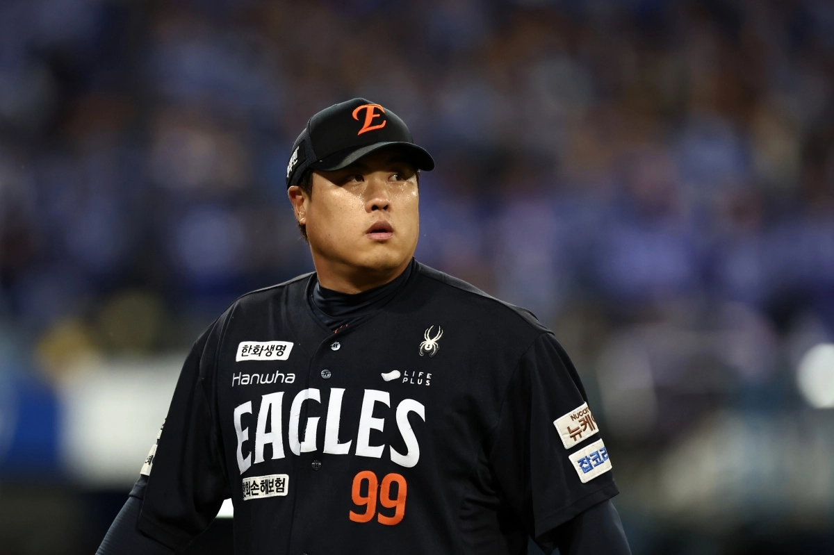 한화 이글스 류현진이 21일 대구 삼성라이온즈파크에서 열린 2025 KBO 플레이오프(PO·5전3승제) 3차전 삼성 라이온즈와의 원정 경기에서 실점한 뒤 아쉬운 표정을 짓고 있다. 대구 연합뉴스