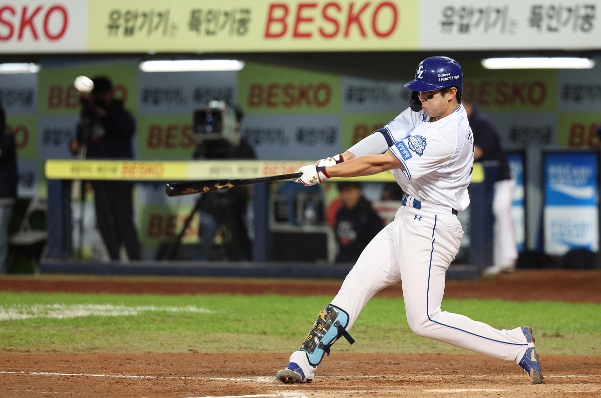 삼성 라이온즈 김영웅이 21일 대구 삼성라이온즈파크에서 열린 2025 KBO 플레이오프(PO·5전3승제) 3차전 한화 이글스와의 홈 경기에서 3점 홈런을 치고 있다. 대구 연합뉴스