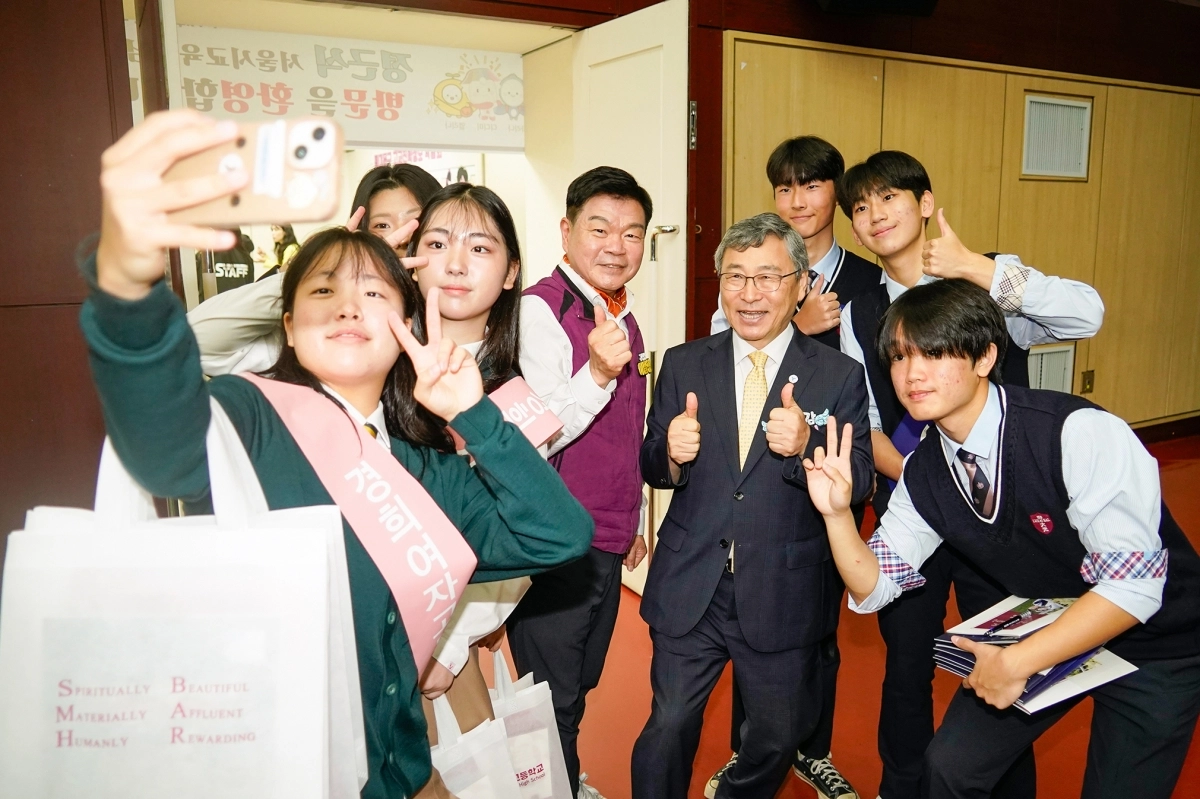 이필형(왼쪽 네 번째) 서울 동대문구청장과 정근식(다섯 번째) 서울시교육감이 지난 18일 열린 ‘고교 진학정보 박람회’에서 학생들과 함께 사진을 찍고 있다. 동대문구 제공