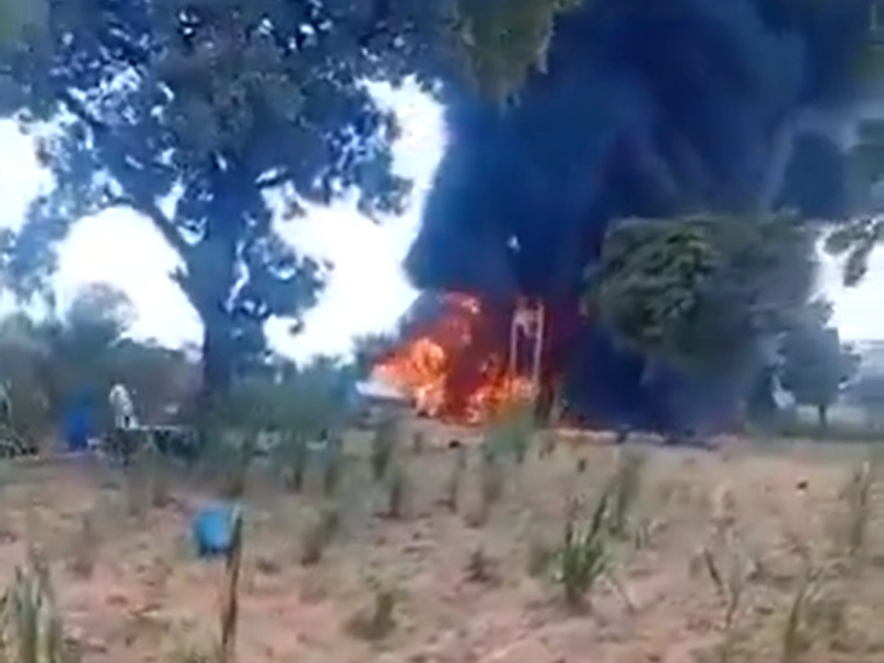 21일(현지시간) 나이지리아 중서부 니제르주의 한 고속도로에서 유조차가 전복해 폭발하면서 30명가량이 사망했다. 엑스 캡처