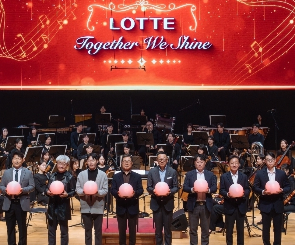 지난 3월 서울 송파구 롯데콘서트홀에서 열린 ‘2025 롯데 행복나눔 동행콘서트’에서 롯데와 파트너사 직원 대표들이 동반성장을 다짐하고 있다. 롯데 제공