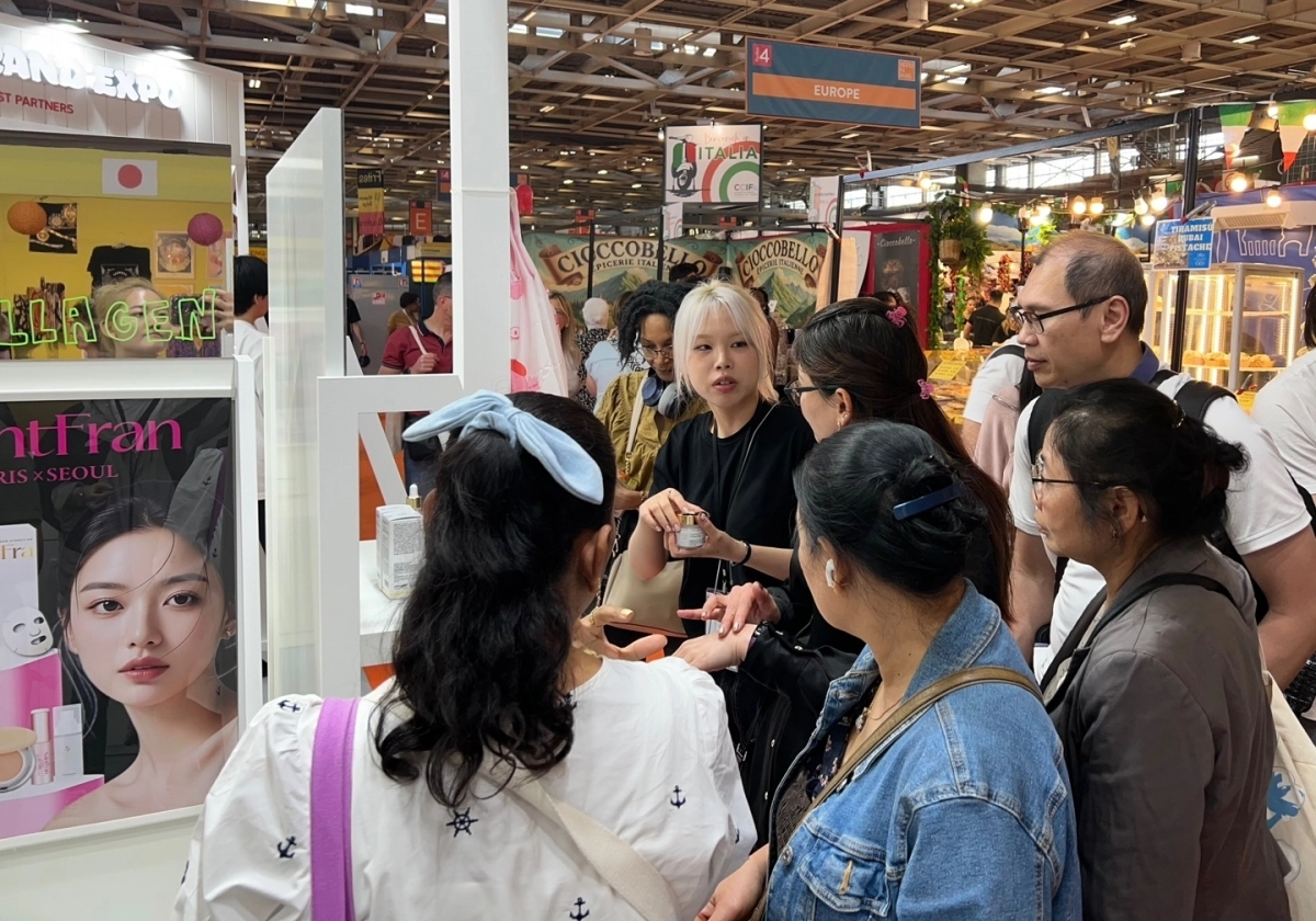 롯데가 지난 5월 프랑스 파리에서 ‘롯데-대한민국 브랜드 엑스포’를 개최하고 국내 우수 중소기업들의 수출·수입상담회를 진행했다. 롯데 제공