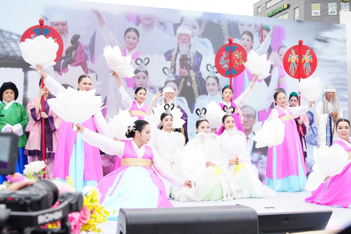 지난해 열린 서울 성북구의 ‘제11회 삼선동 선녀축제’에서 공연이 펼쳐지고 있다. 성북구 제공