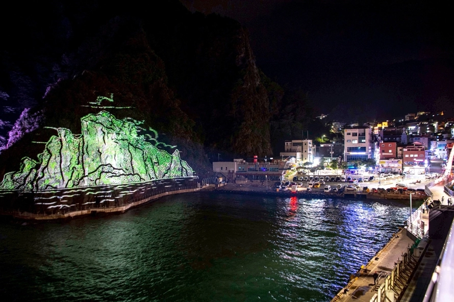 경북 울릉군 도동항 미디어 파사드. 울릉군 제공