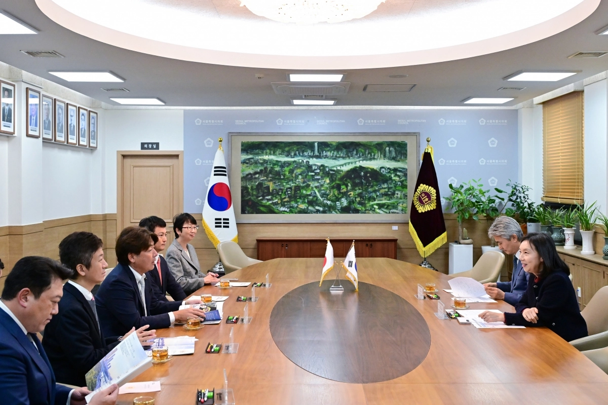 도쿄도의회 방문단과 면담하는 최호정 의장(오른쪽 첫번째)