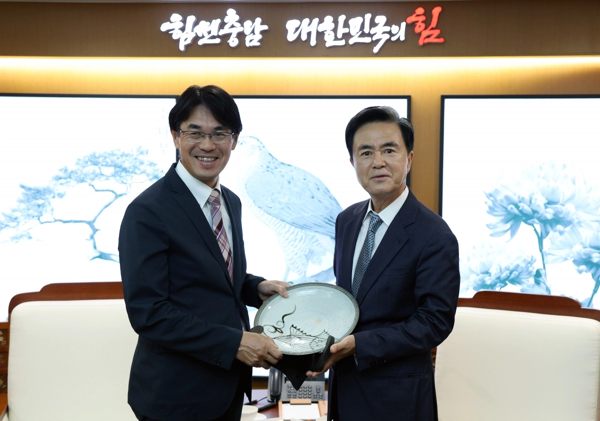 김태흠 충남지사(오른쪽)와 야마시타 마코토 일본 나라현 지사. 충남도 제공