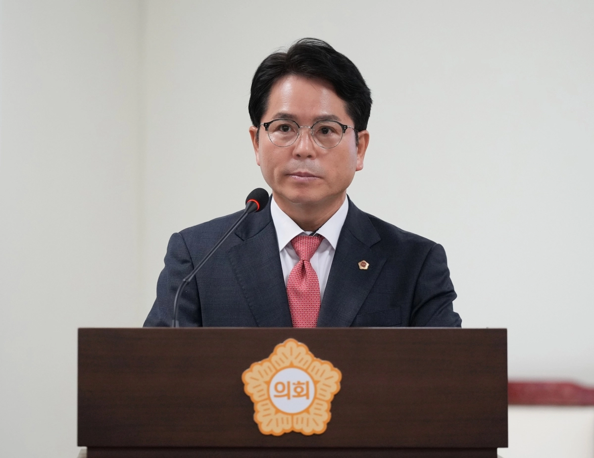 하남시의회 금광연의장이 22일 자치행정위원회 상임위 소회의실에서 대표발의한 ‘하남시 마을행정사 운영에 관한 조례안’을 제안설명 하고 있다.