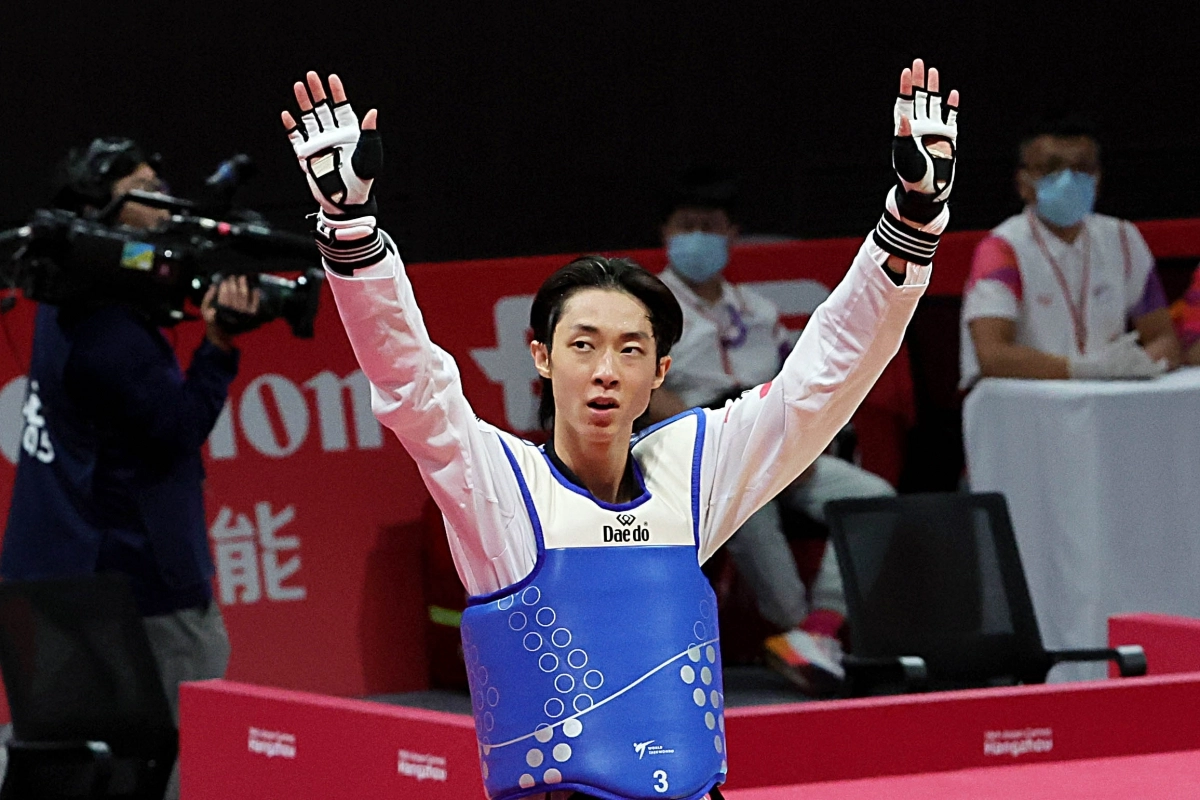 한국 태권도 국가대표 장준이 2023년 9월 중국 린안 스포츠 문화 전시 센터에서 열린 2022 항저우아시안게임 남자 58㎏급에서 우승한 뒤 기뻐하고 있다. 항저우 오장환 기자