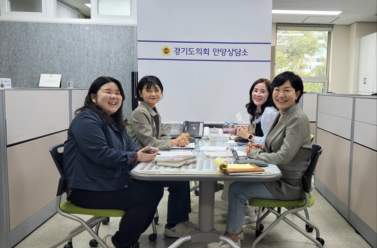 이채명 의원이 10월 21일 의회 안양상담소에서 안양시로부터 지역 현안사업에 대한 보고를 받고 경기도차원에서 지원 방안을 논의 후 기념촬영을 하고 있다. (사진=경기도의회)