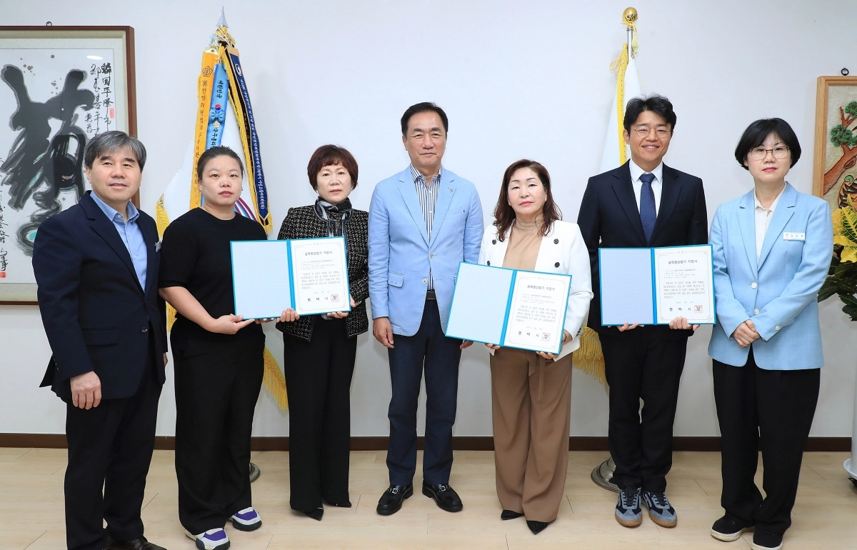 20일 정장선 평택시장(시장 정장선, 가운데)이 ‘골목형상점가’로 추가 지정된 시장에 지정서를 전달하고 기념 촬영을 하고 있다. (평택시 제공)