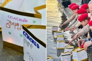 (영상) “스파시바! 북한군 감사합니다” 대동강에 종이배 띄운 학생들