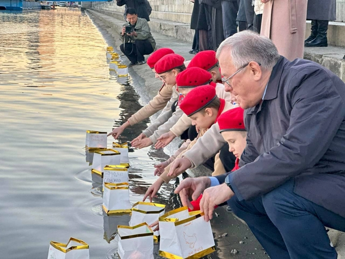 22일 주북한 러시아 대사관에 따르면 전날 대사관 부속 학교 학생들은 본토 쿠르스크주 학생들이 북한군에 대한 존경심을 담아 제작·기증한 종이등불배를 평양 대동강변에 띄웠다. 2025.10.22 주북러대사관 자료