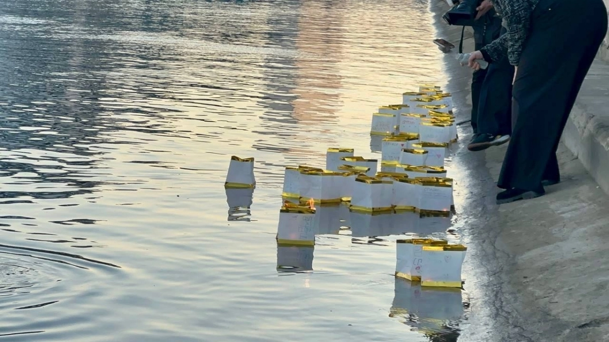 22일 주북한 러시아 대사관에 따르면 전날 대사관 부속 학교 학생들은 본토 쿠르스크주 학생들이 북한군에 대한 존경심을 담아 제작·기증한 종이등불배를 평양 대동강변에 띄웠다. 2025.10.22 주북러대사관 자료