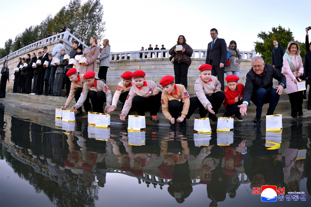 쿠르스크시 학생들이 북한군에 대한 ‘감사와 존경의 마음’을 담아 만들어 보낸 종이등불배를 평양 대동강에 띄우는 의식이 전날 진행됐다고 조선중앙통신이 22일 보도했다. 2025.10.22 조선중앙통신 연합뉴스