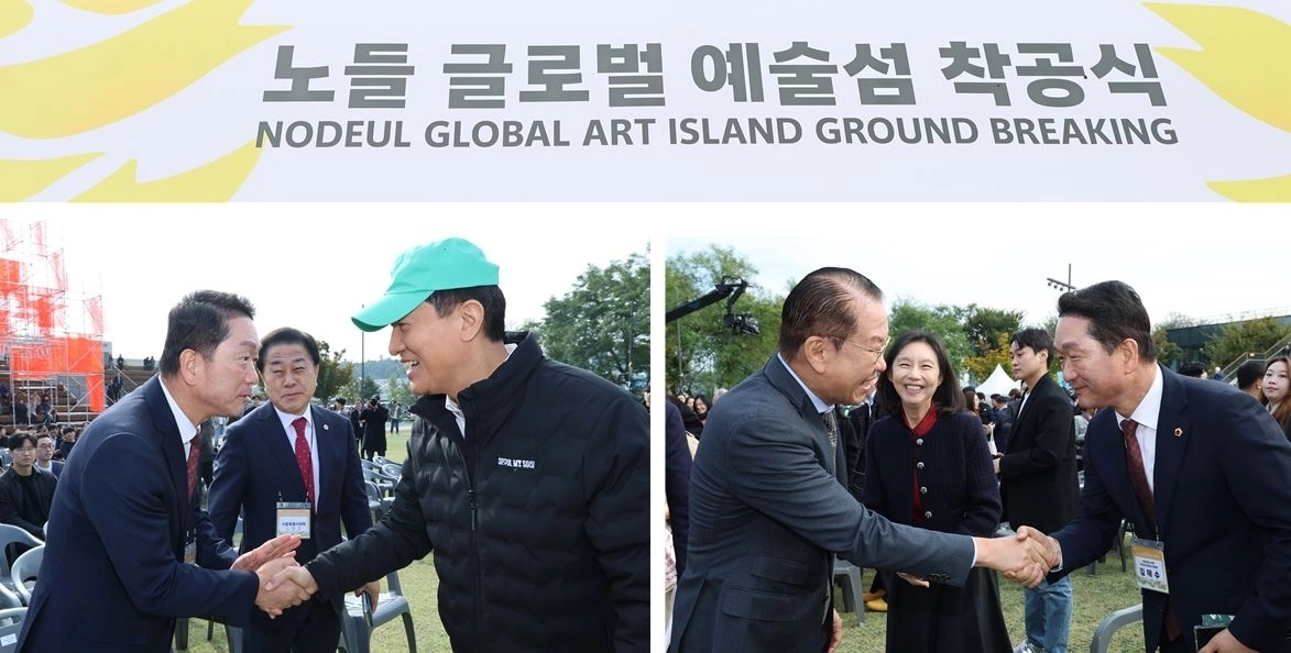 오세훈 서울시장(오른쪽) 및 권영세 국회의원(왼쪽)과 악수하는 김태수 위원장