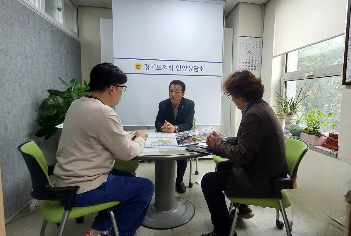 김성수 의원이 21일 안양시로부터 지역 현안사업 추진계획에 대한 업무보고를 받고 사업추진 방향을 점검하고 있다. (사진=경기도의회)