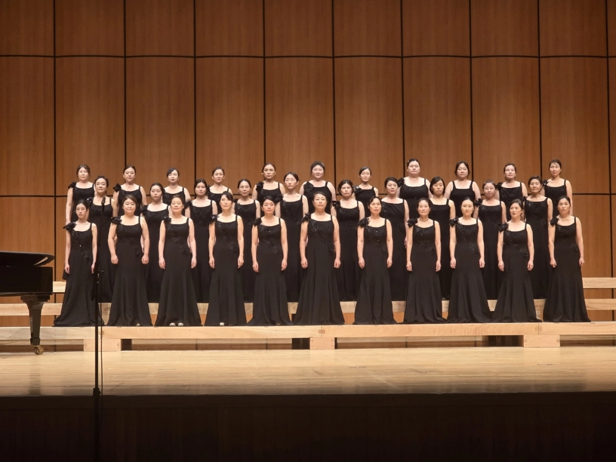 도봉구여성합창단이 제41회 춘천전국합창대회‘에서 합창 무대를 선보이고 있다. 도봉구 제공