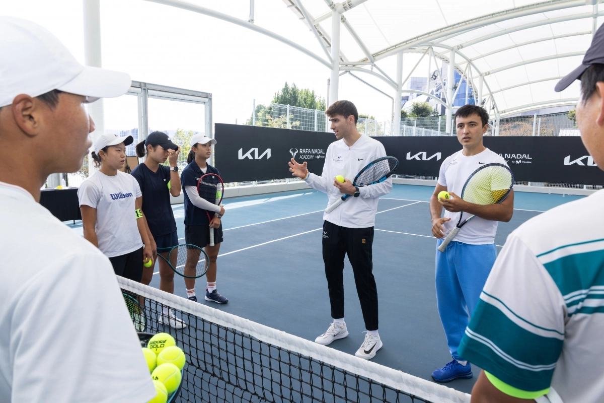 22일 서울 워커힐 테네즈 파크에서 열린 ‘The Road Ahead – 기아 주니어 테니스 프로그램’에 참가한 한국 테니스 유망주 선수들이 라파 나달 아카데미 코치진으로부터 국제 기준의 훈련법을 배우고 있다. 사진 -기아자동차 제공
