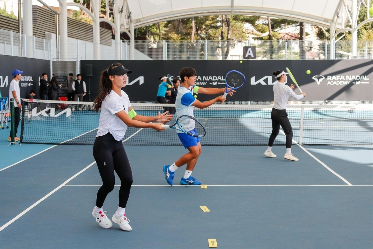 22일 서울 워커힐 테네즈 파크에서 열린 ‘The Road Ahead – 기아 주니어 테니스 프로그램’에 참가한 한국 테니스 유망주 선수들이 라파 나달 아카데미 코치진으로부터 국제 기준의 훈련법을 배우고 있다. 사진 -기아자동차 제공