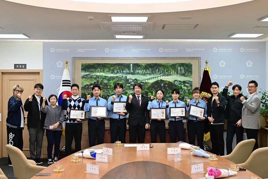 ‘서울시 메트로히어로 5+1인’과 기념촬영을 하는 문성호 의원