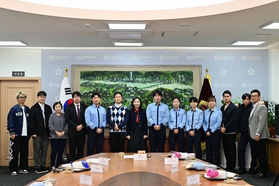 수여식 후 최호정 서울시의회 의장과의 단체사진 촬영하는 ‘서울시 메트로히어로 5+1인’