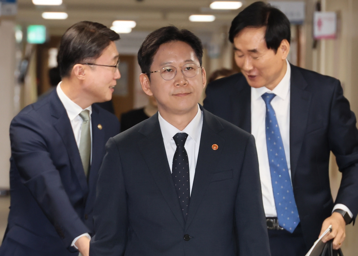 배경훈 부총리 겸 과학기술정보통신부 장관이 22일 서울 종로구 정부서울청사에서 범부처 정보보호 종합대책을 발표하기 위해 브리핑실로 이동하고 있다. 2025.10.22 연합뉴스