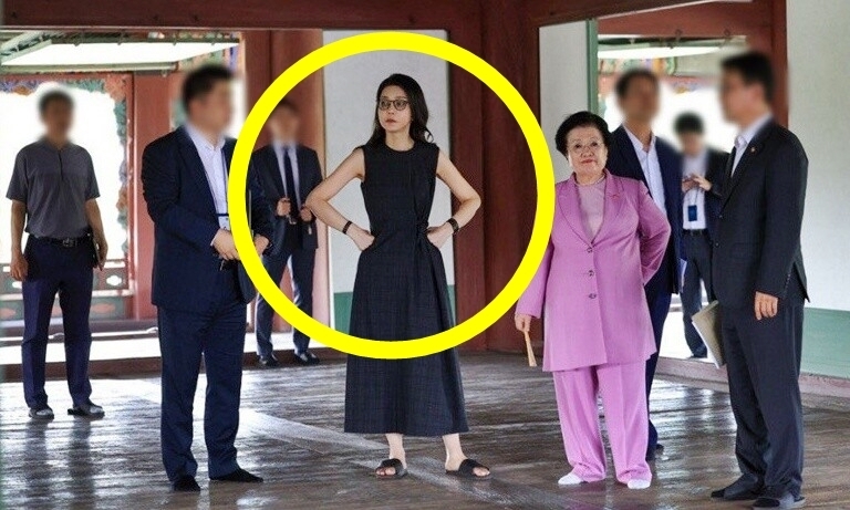 김건희, 경복궁 방문 때 ‘왕의 의자’에 앉았다… “국보 훼손 사건” / 외교 행사 준비… 국보 근정전 출입