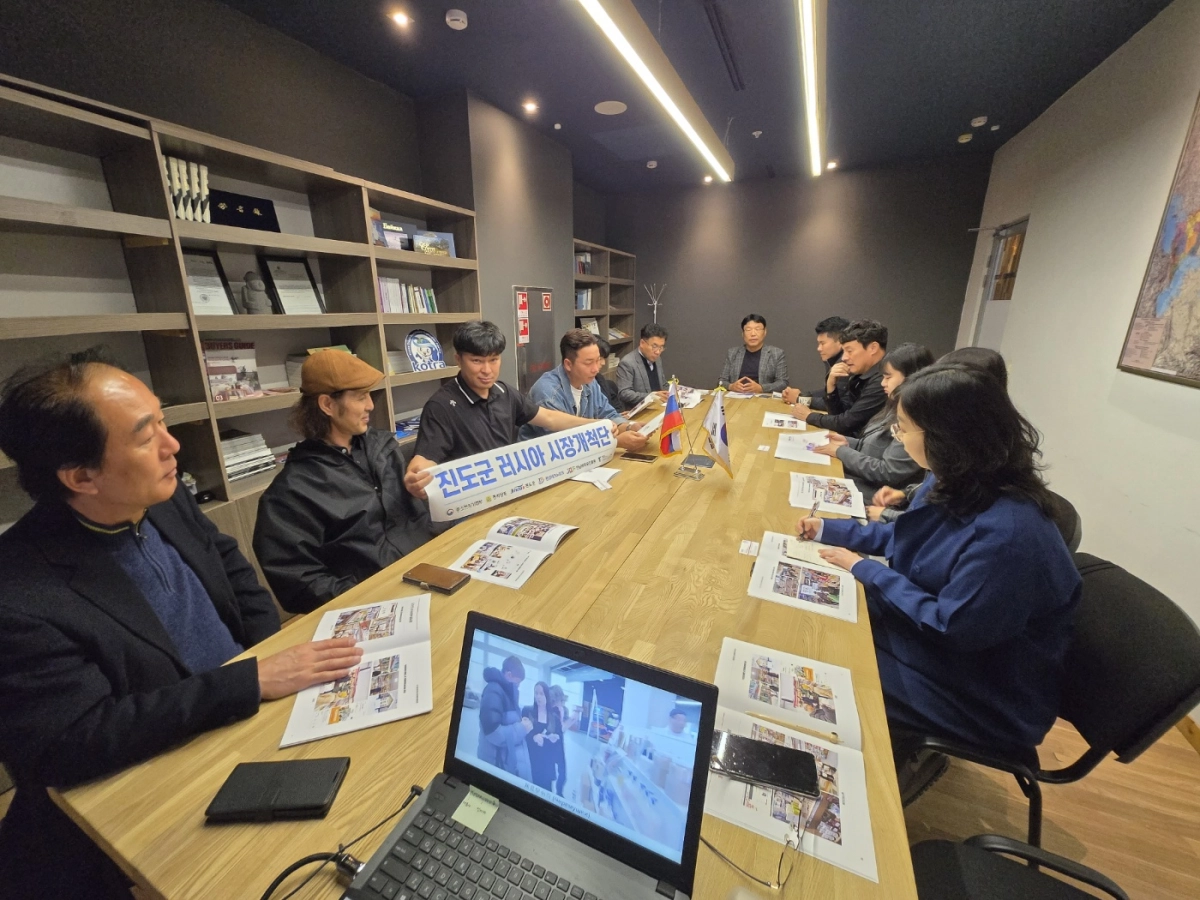 전남테크노파크, 전남바이오진흥원, 진도군 소재 기업 각 대표, 관계자 등이 지난 14일 러시아 블라디보스토크 현지에서 수출 협의를 위해 회의를 진행하고 있다.