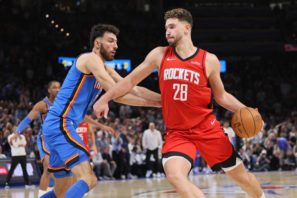 오클라호마시티 선더 쳇 홈그렌이 22일(한국시간) 미국 오클라호마주 오클라호마시티 페이컴 센터에서 열린 2025~26 미국 프로농구(NBA) 정규시즌 개막전에서 휴스턴 로키츠  알페렌 셍귄을 수비하고 있다. AP 연합뉴스