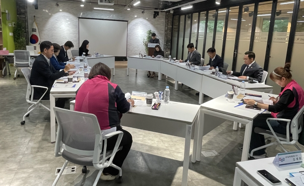 이택수 의원이 21일 고양교육지원청에서 열린 첫 급식실 개선 협의회에 참석해 협의회 위원들과 함께 급식실 환경 개선 방안에 대해 논의하고 있다. (사진=경기도의회)