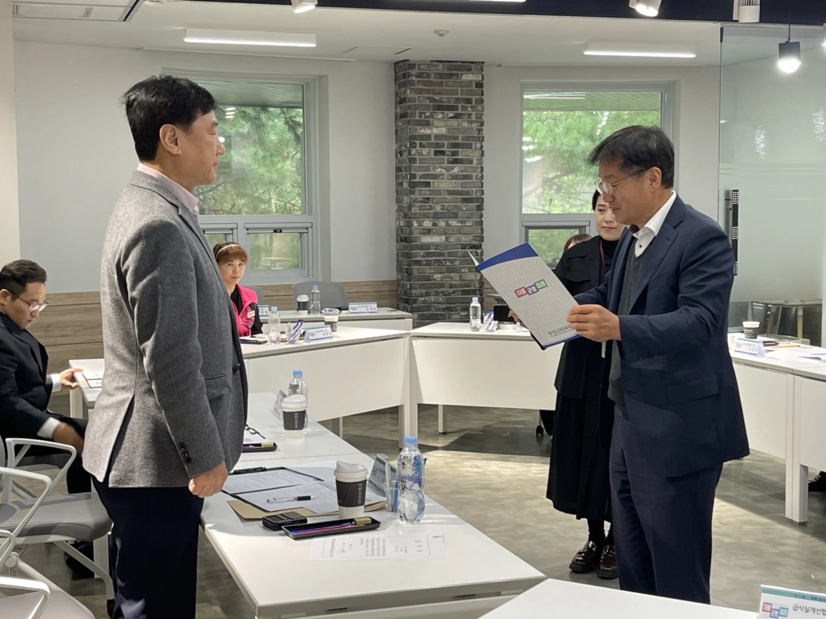 이택수 의원이 급식실 개선 협의회 위원 위촉장을 받고 있다. (사진=경기도의회)