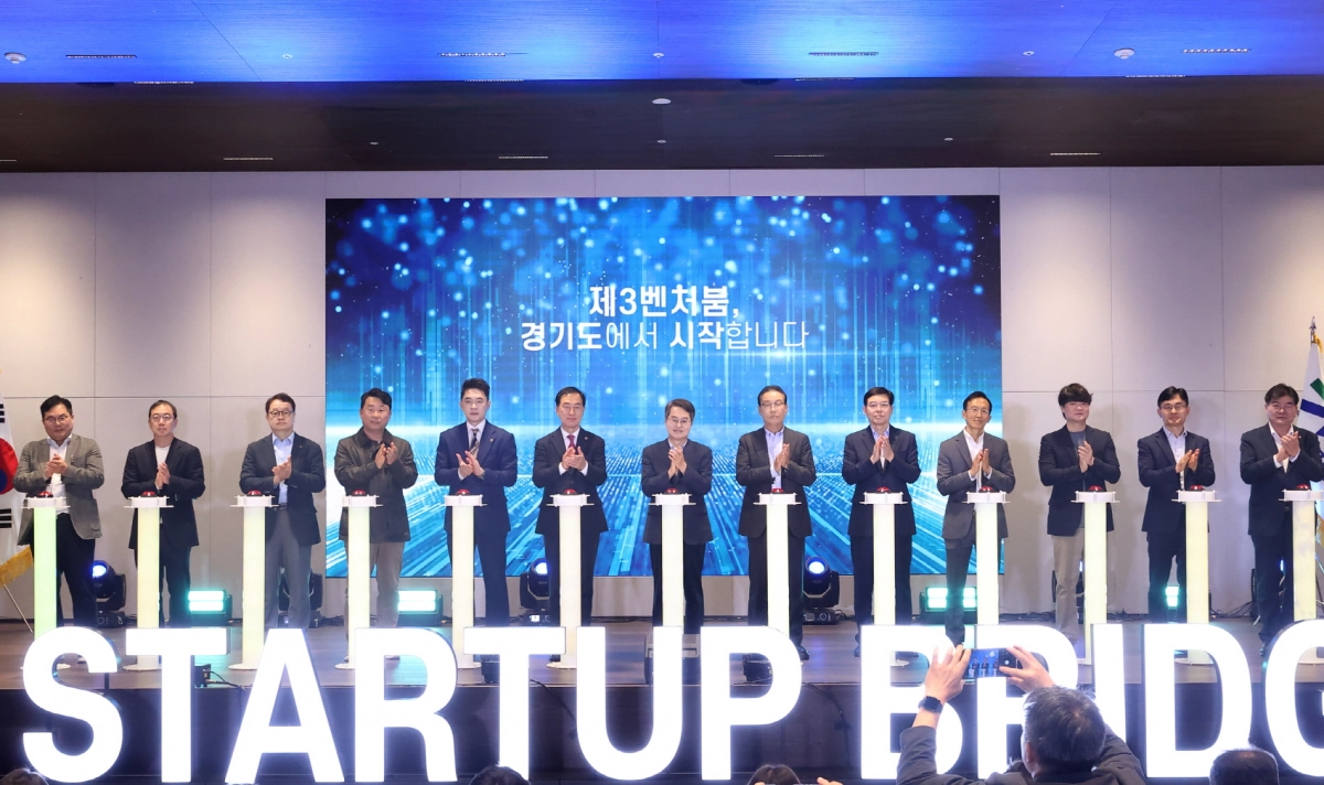 10월 22일 제2판교에서 열린 ‘경기스타트업브릿지’ 개소식에서 미래과학협력위원회 의원들을 비롯한 내빈들이 기념촬영을 하고 있다. (사진=경기도의회)