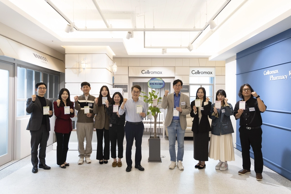 22일 김동연 경기도지사가 주4.5일제 시범사업에 참여 중인 용인 소재 ㈜셀로맥스 사이언스를 방문해 직원들과 기념 촬영을 하고 있다. (경기도 제공)