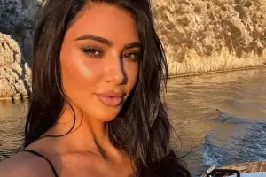 “시야는 과감하게 포기”…킴 카다시안, ‘페이스 마스크’로 얼굴 가린 채 등장