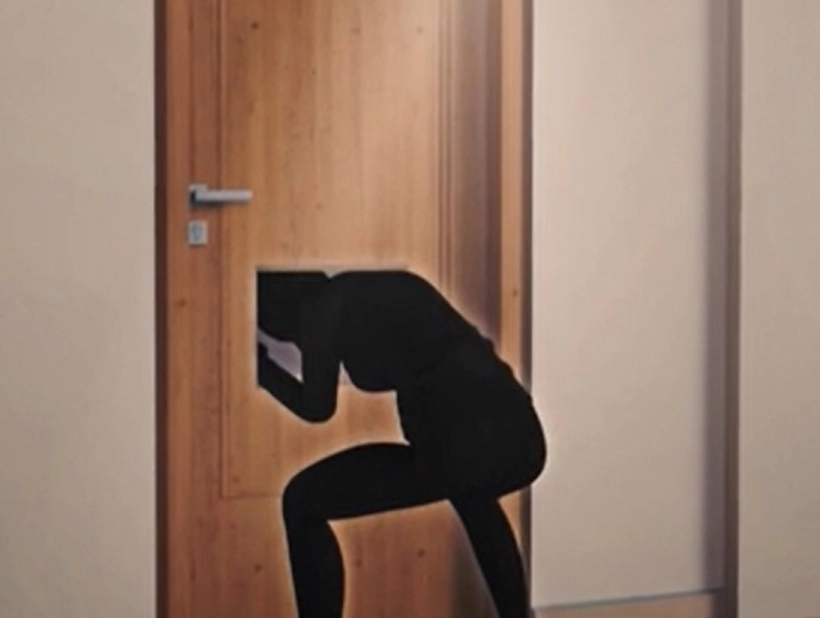 21일(현지시간) 파리 검찰청은 24세 중국인 여성을 조직적 절도 및 범죄 공모 혐의로 지난 13일 예비 기소했다고 밝혔다. 이 여성은 지난달 16일 새벽 파리 국립자연사박물관에 침입해 총 6㎏ 상당의 금덩이를 훔쳐 달아난 혐의를 받는다. 사진은 범행 재연 그래픽. 2025.10.21 프랑스tv 화면