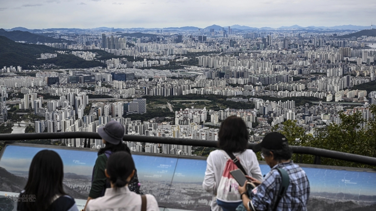 경기 광주시 남한산성에서 바라본 서울의 아파트 단지 모습. 서울신문 DB