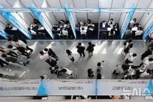 [사설] 정규·비정규직 임금격차 최대… 꿈쩍도 않는 노동개혁
