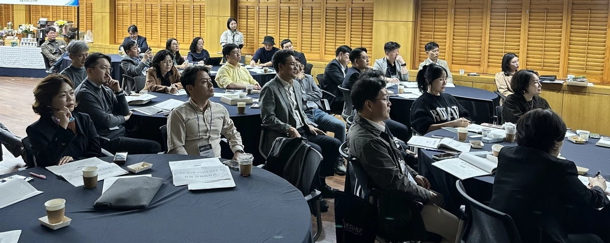 22일 전남대학교 공과대학과 (사)한국인공지능협회가 공동 주최한 ‘AISPCAIO 초청 특강’에서 KAIST 김갑진 물리학과 교수가 강연을 진행하고, 원우들이 경청하고 있다.