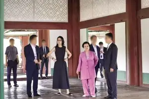 김건희, 경복궁 방문 때 ‘왕의 의자’에 앉았다… “국보 훼손 사건”