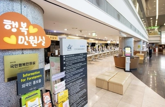 행정안전부의 ‘국민행복민원실’ 재인증 기관에 5회 연속 선정된 서울 용산구청 민원창구. 용산구 제공