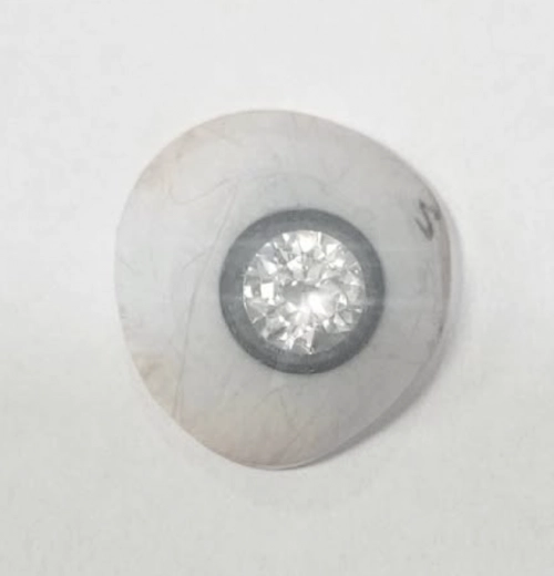 2캐럿짜리 다이아몬드를 넣어 제작한 의안. 인스타그램 캡처