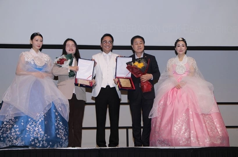 지난 19일 인천 송도컨벤시아 2층 프리미어 볼륨홀에서 열린 ‘제22회 국제바디아트콘테스트’에 참석한 김용호 의원(오른쪽 두 번째)이 케이뷰티전문가연합회 황종열 회장으로부터 감사패를 수여받고 기념촬영을 하고 있다.