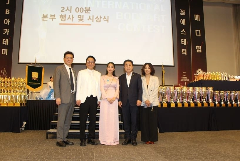 지난 19일 인천 송도컨벤시아 2층 프리미어 볼륨홀에서 열린 ‘제22회 국제바디아트콘테스트’에 참석한 김용호 의원(오른쪽 두 번째)이 박대진 베트남지회장 및 관계자와 기념촬영을 하고 있다.