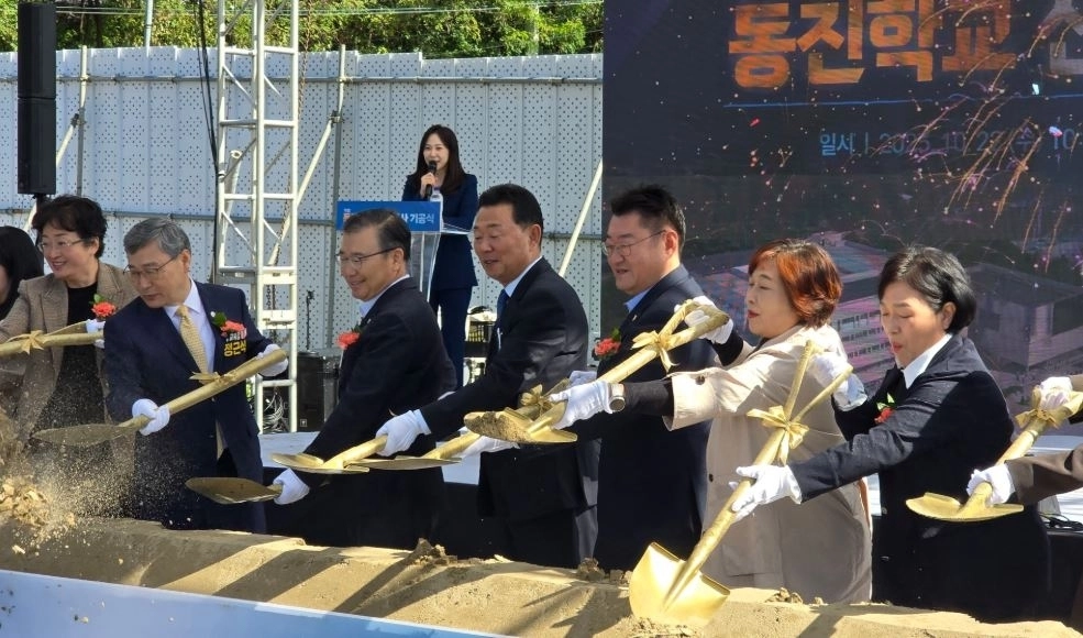 지난 22일 열린 ‘(가칭)동진학교 신축공사 기공식’에서 박상혁 위원장이 시삽을 하고 있다.