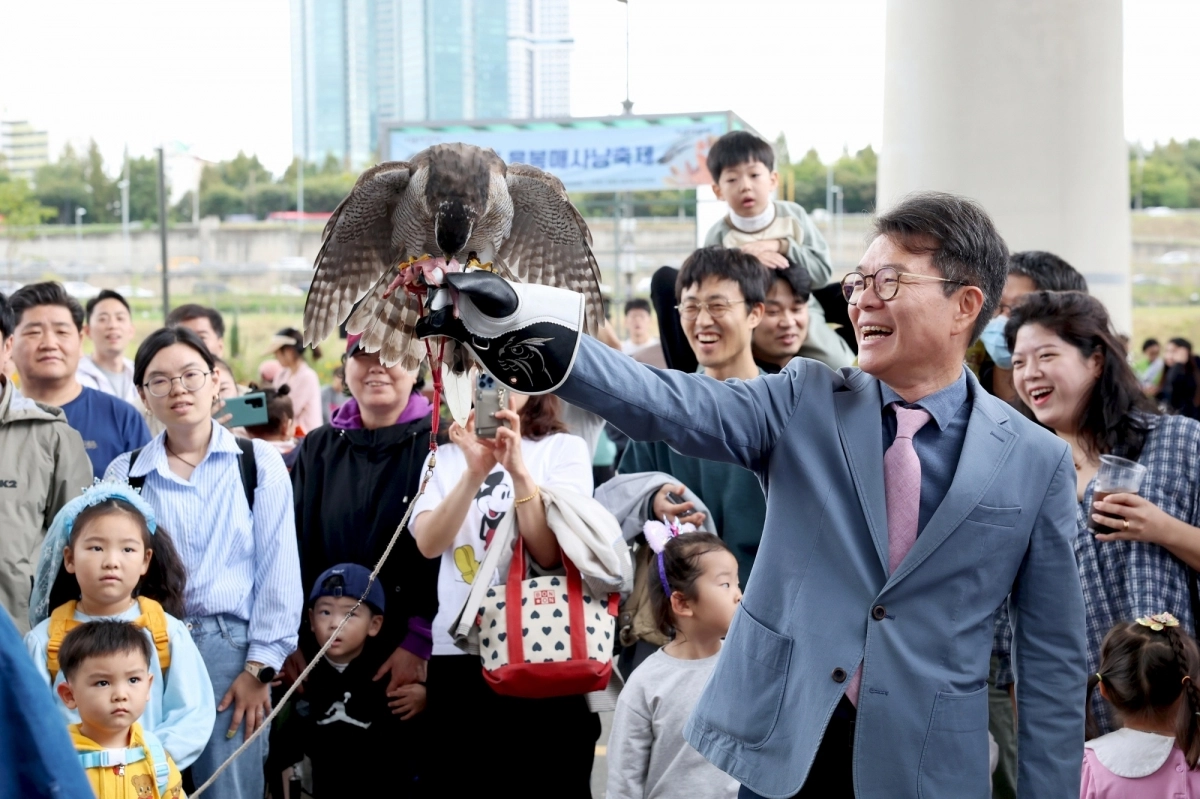 지난해 ‘응봉 매사냥 축제’에서 정원오 성동구청장이 매를 손에 올리고 있는 모습. 성동구 제공