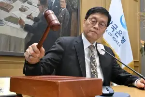 집값·환율 불안에 금리인하 ‘일단멈춤’…기준금리 2.5%로 동결