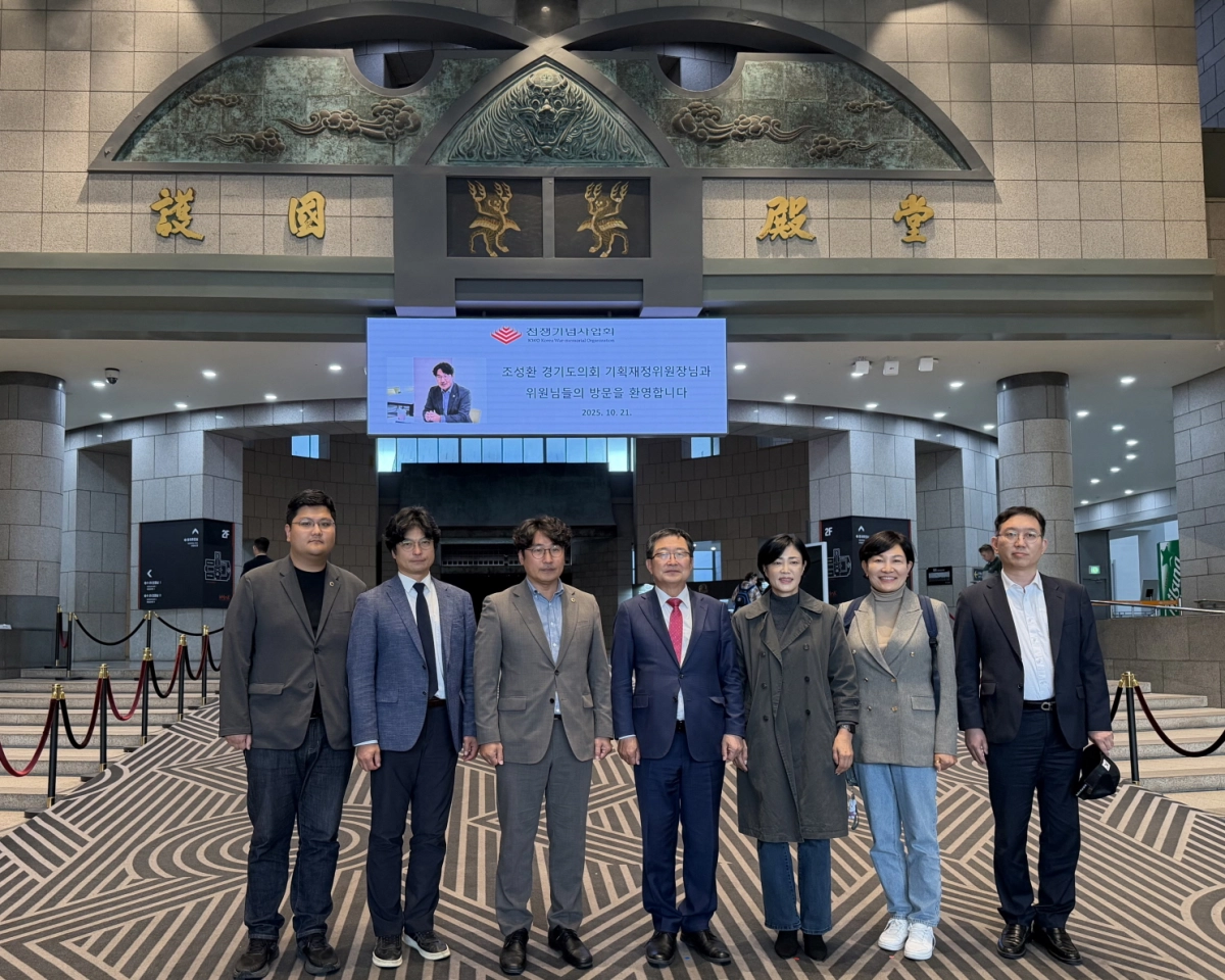 10월 21일 기획재정위원회 위원들이 서울 용산구 전쟁기념관을 방문해 백승주 전쟁기념사업회장과 함께 기념촬영을 하고 있다. (사진=경기도의회)