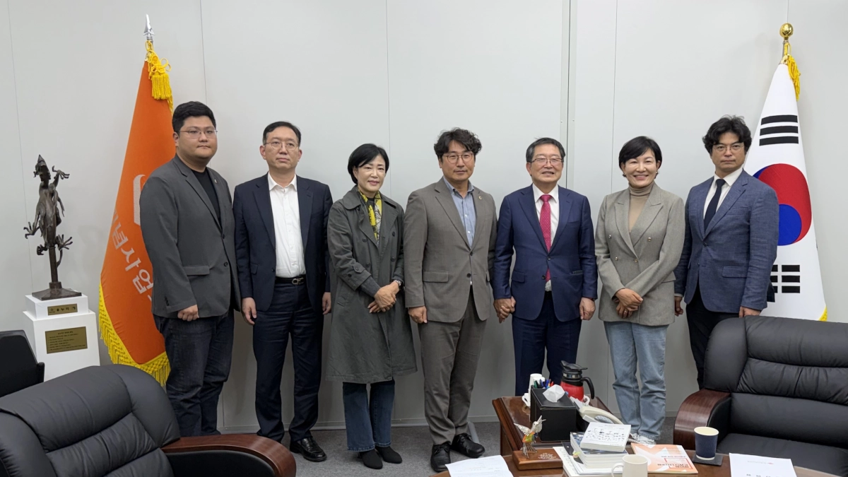 10월 21일 기획재정위원회 위원들이 백승주 전쟁기념사업회장(왼쪽에서 다섯 번째)과 경기도의 평화·안보 정책 방향을 논의한 후 기념촬영을 하고 있다. (사진=경기도의회)