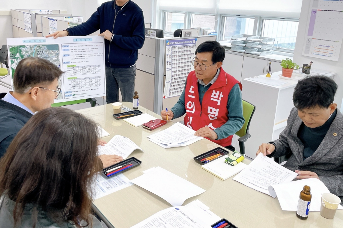 10월 22일 안성시청에서 박명수 의원(가운데)과 양운석 의원(오른쪽)이 경기도 안성시 관계자들과 함께 생태하천복원사업의 현황 점검 및 사업 추진방향을 논의하고 있다. (사진=경기도의회)