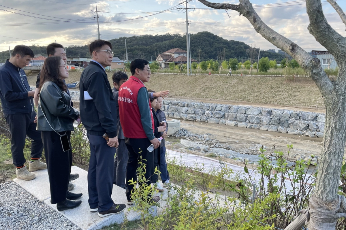 10월 22일 박명수 의원이 관계자들과 함께 안성시 금석천2 및 승두천 일원에서 추진 중인 생태하천복원사업 현장을 점검하고 있다. (사진=경기도의회)